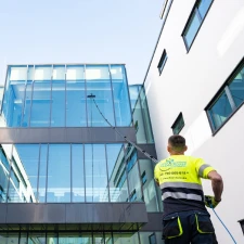 Mycie przeszkleń wodą demineralizowaną