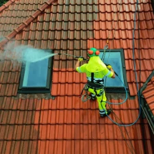 Mycie dachu myjką ciśnieniową w Warszawie – czyszczenie dachówki z mchu i brudu
