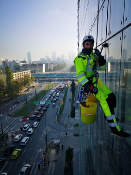 Alpinistyczne mycie przeszkleń